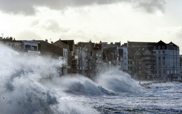 У Європі вирують сильні шторми: пориви вітру досягатимуть 130 км/год. Складні погодні умови спостерігаються в Нідерландах і Німеччині