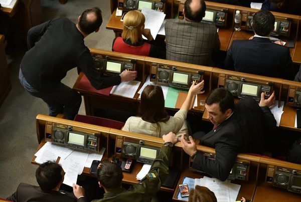 Верховна Рада прийняла закон про деокупацію Донбасу. Депутати три дні розглядали 673 правок.