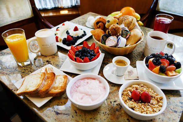Чому на сніданок не варто відмовлятись від солодкого. Сніданок - важливий прийом їжі, який не обов'язково має відбуватися без солодощів!