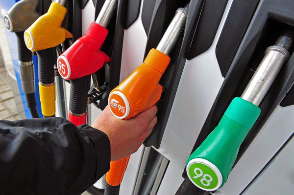Великі мережі АЗС підвищили ціни. В Україні ціни на бензин і дизельне паливо зросли на 10-50 копійок за літр у деяких великих мережах автозаправних станцій: WOG, SOCAR, AMIC Energy та KLO.