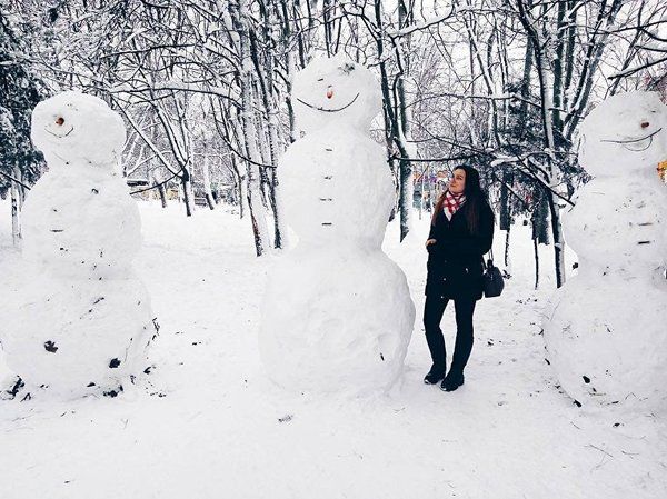 А снігопад нам нестрашний! В Одесі з гумором підійшли до ліплення снігових баб (фото). І дорослі і діти вирушили ліпити сніговиків. 