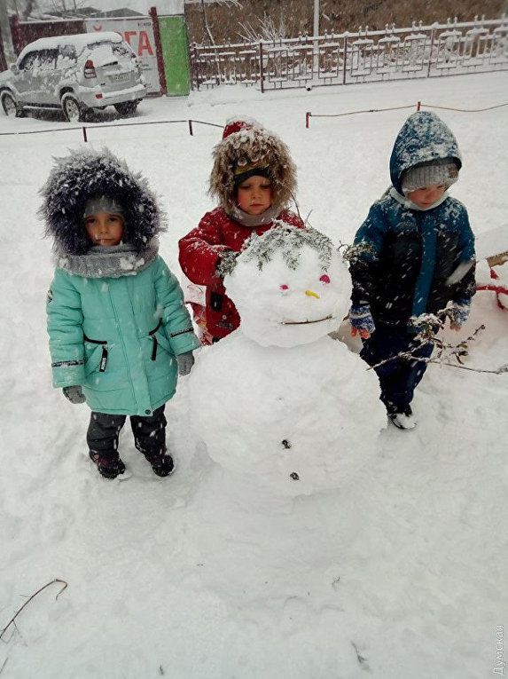 А снігопад нам нестрашний! В Одесі з гумором підійшли до ліплення снігових баб (фото). І дорослі і діти вирушили ліпити сніговиків. 