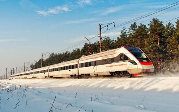 "На колії 30 сантиметрів снігу": потяг "Інтерсіті" застряг на шляху до Києва з-за погоди. Очевидці кажуть, що на коліях 30 см опадів.