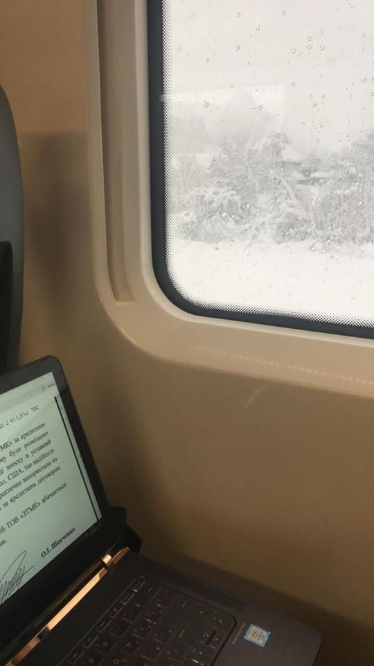 "На колії 30 сантиметрів снігу": потяг "Інтерсіті" застряг на шляху до Києва з-за погоди. Очевидці кажуть, що на коліях 30 см опадів.