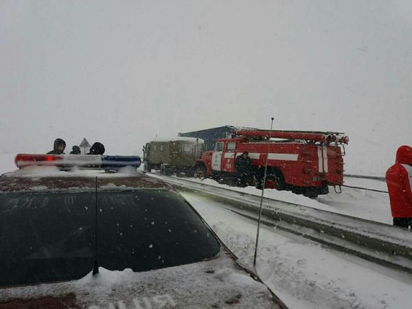 Снігопад в Україні у вражаючих фото і відео з мережі. Снігопад в Україні багатьох знову застав зненацька.