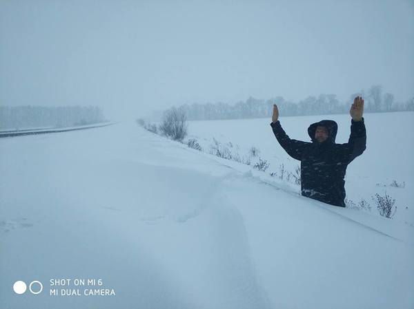 Снігопад в Україні у вражаючих фото і відео з мережі. Снігопад в Україні багатьох знову застав зненацька.