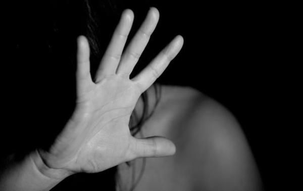 У Херсонській області 22-річний молодик за ніч зґвалтував трьох жінок. Поліція розшукує злочинця.