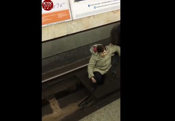 У київському метро на рейки зіштовхнули літню жінку. Пасажири в страху кричали, щоб вона не зачіпала рейки.