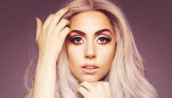 Зухвала Леді Гага здивувала своїм епатажним виглядом (фото). Співачка в епатажному вбранні пішла пити каву.