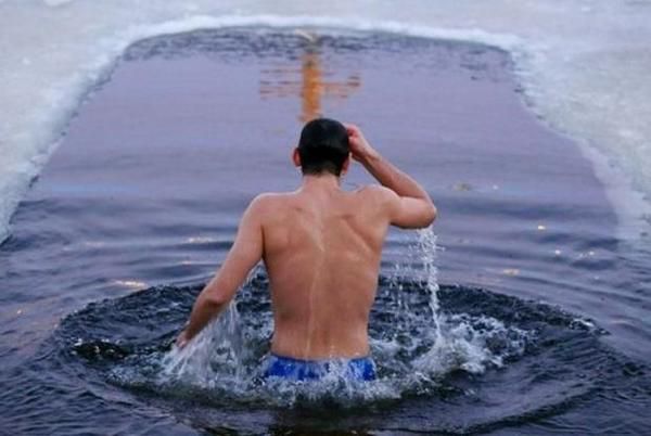 Прикольні привітання з Хрещенням Господнім.  Хрещення має великий сенс - як тіло омивається водою, так і душа людська, увірувавши в Бога, буде очищена від гріхів Ісусом Христом.