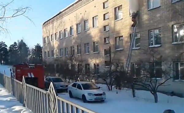 В Росії знову атакували школу: поранені вчителька, троє дітей і нападник. Три людини напали на школу в російському Улан-Уде (Бурятія), увійшовши під виглядом учнів, через що постраждала вчителька і троє семикласників.