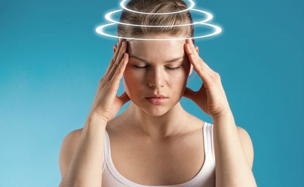 Чому паморочиться голова -  названі можливі причини. Може бути симптомом різних хвороб.
