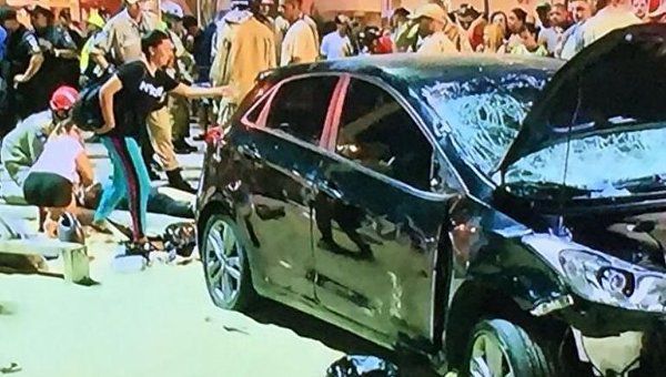Автомобіль в'їхав у натовп людей в Ріо-де-Жанейро. Автомобіль наїхав на пішоходів на набережній Копакабана. В результаті дорожньо-транспортної пригоди постраждали щонайменше 15 осіб.