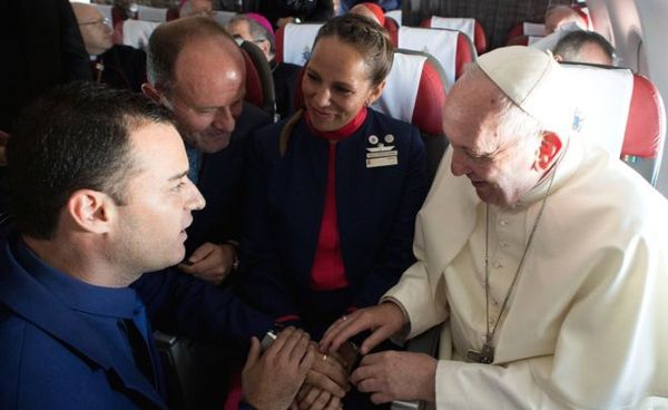 Папа Римський зробив несподіваний вчинок на борту літака. Під час подорожі Папи Римського Франциска містами в Чилі стався нечуваний випадок