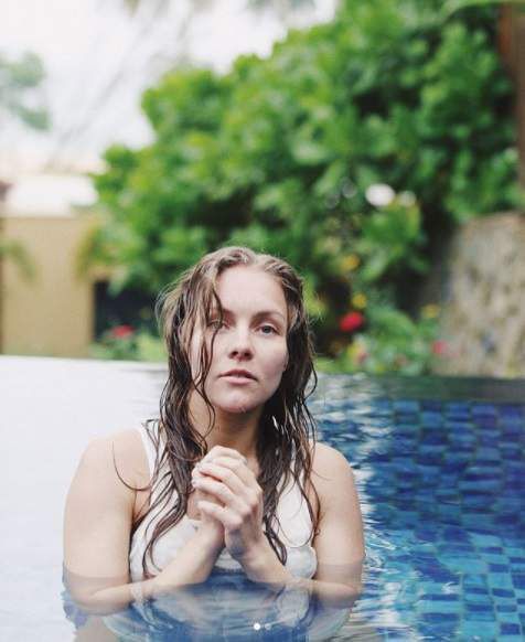 Олена Шоптенко влаштувала фотосет в басейні (фото). Титулована танцівниця поділилася фотографіями з відпустки на Шрі-Ланці.