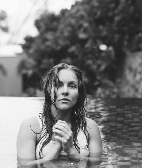 Олена Шоптенко влаштувала фотосет в басейні (фото). Титулована танцівниця поділилася фотографіями з відпустки на Шрі-Ланці.