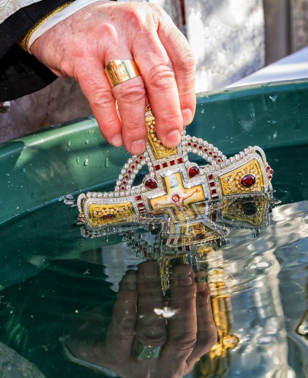 Водохресна вода: коли освячувати, як правильно використовувати і зберігати!. 19 січня православні християни відзначають одне з найбільших свят - Хрещення Господнє.