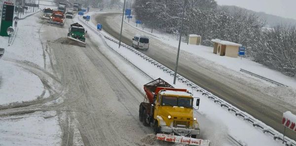 Снігопади припинились, дороги розчистили, але майже 700 міст і сіл без світла. В Україні знеструмленими залишаються майже 700 населених пунктів, заторів на дорогах загального користування немає.