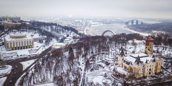 В Україні оголошено штормове попередження: схід і південь засипатиме. В суботу, 20 січня, у північних, вночі і в східних, Рівненській, Волинській, Одеській областях та в Карпатському регіоні невеликий сніг, на дорогах ожеледь.