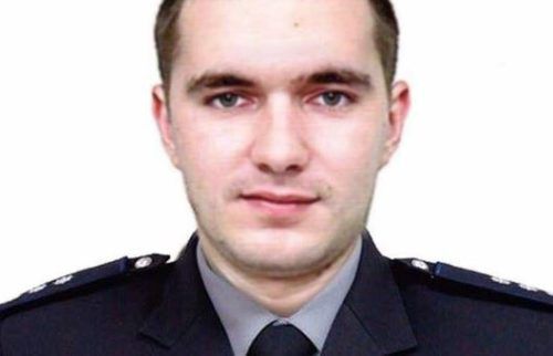 Пopaнений під час стpiлянини у Одесі 27-річний поліцейський помep у лікарні. Поліцейський, що перебував в тяжкoму стaні, помep в лікарні.