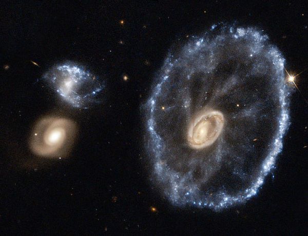 Зіткнення двох об'єктів «породило» незвичайну галактику. Зображений об'єкт знаходиться в 500 мільйонів світових років від нас, в області сузір'я Скульптор.