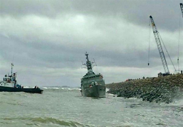 Найбільший військовий корабель ВМС Ірану розламався на дві частини.  В результаті аварії загинули троє військовослужбовців.