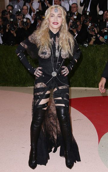  Божевільні образи Мадонни - від"парадно-вихідних трусів"до  "голого плаття"!. Мадонна завжди славилася любов'ю до епатажу у всьому — від вчинків і висловлювань до стилю.