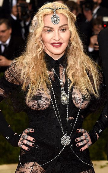  Божевільні образи Мадонни - від"парадно-вихідних трусів"до  "голого плаття"!. Мадонна завжди славилася любов'ю до епатажу у всьому — від вчинків і висловлювань до стилю.