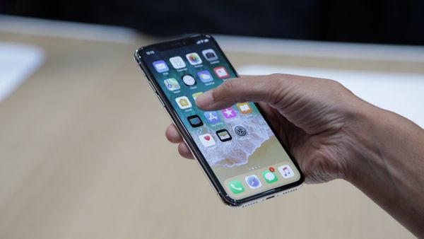 Apple може зняти iPhone X з виробництва. На думку аналітиків KGI Securities, виробництво iPhone X може припинитися вже восени 2018 року в зв'язку з виходом на ринок його оновленої версії