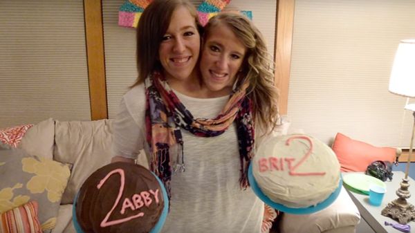 Ось як ці чудові 27-річні дівчата виглядають зараз!. Пам'ятайте сіамських близнюків Еббі і Бріттані?