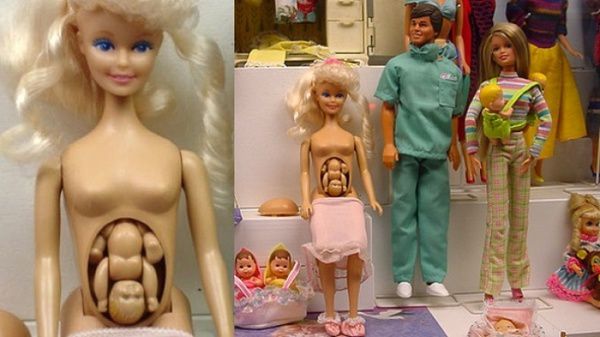 13 Барбі, місце яким явно не в дитячій кімнаті (фото). Вперше лялька, що імітує дорослу жінку, з'явилася в США в 1959 році. 
