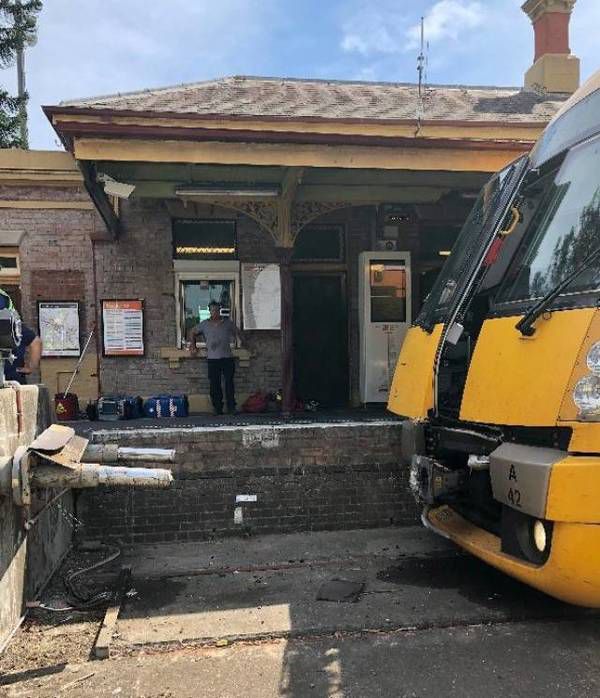 У Сіднеї поїзд влетів в огорожу: 16 поранених. В австралійському Сіднеї на станції "Річмонд" поїзд врізався в огорожу, в результаті чого 16 людей постраждали.