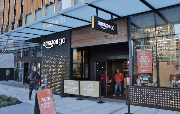 Amazon планує відкрити в США магазин без продавців і кас. Тепер же "розумний" магазин доступний для звичайних клієнтів.