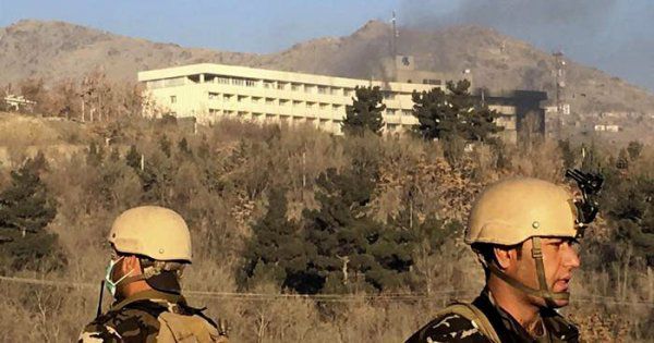 У мережі з'явились моторошні відео, як люди рятуються з готелю у Кабулі. Терористи екстремістського угрупування "Талібан" із вогнепальною зброєю та гранатами увірвалися в готель "Intercontinental Hotel" в Кабулі та відкрили вогонь по його гостях. Люди по простирадлах з шостого поверху тікали з будівлі.