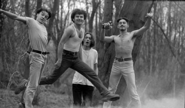 Святослав Вакарчук показав раритетне фото групи Океан Ельзи. У мережі показали старі чорно-білі знімки 1996 року, на яких позують музиканти тепер легендарно відомої групи "Океан Ельзи".
