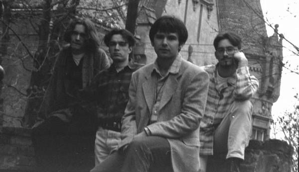 Святослав Вакарчук показав раритетне фото групи Океан Ельзи. У мережі показали старі чорно-білі знімки 1996 року, на яких позують музиканти тепер легендарно відомої групи "Океан Ельзи".