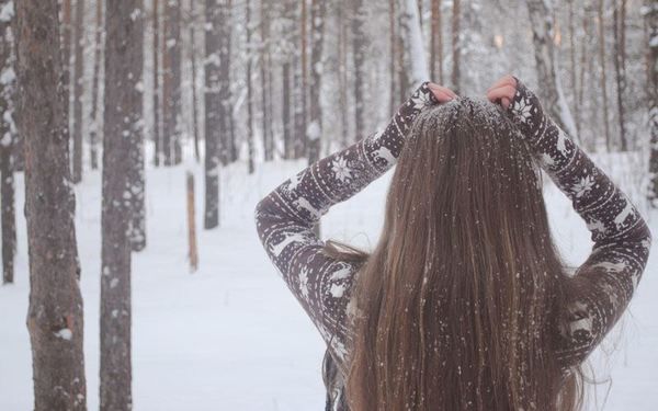  Проблеми з волоссям взимку, як їх уникнути. Волосся страждають з настанням холодів. І кожну зиму ви болісно намагаєтеся визначити, що сильніше шкодить вашій зачісці: шапка або її відсутність. Щоб залишатися красивою, досить дотримуватися нескладних зимові правила.