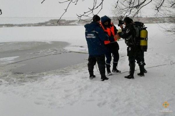 У Тернопільській області автомобіль з людьми пішов під воду. Двоє чоловіків заради розваги виїхали на поверхню замерзлого озера і провалилися під лід.