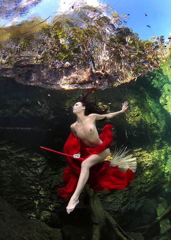 Приголомшливі еротичні фотографії під водою!. Перед переглядом не забудь затримати дихання!