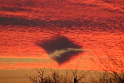 Загадковий чорний квадрат з'явився в небі над Уотерфордом, Нью-Джерсі, США. Нічого подібного протягом 60 років не було.