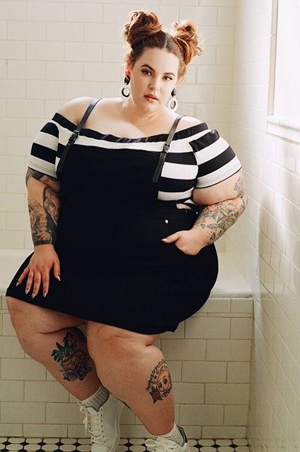 Plus-size модель Тесс Холлідей сфотографувалася оголеною в знак протесту. Чоловік 32-річної Тесс Холлідей опублікував в Instagram її відверту фотографію в знак солідарності з учасницями "Жіночих маршів", що пройшли в США в минулий вікенд
