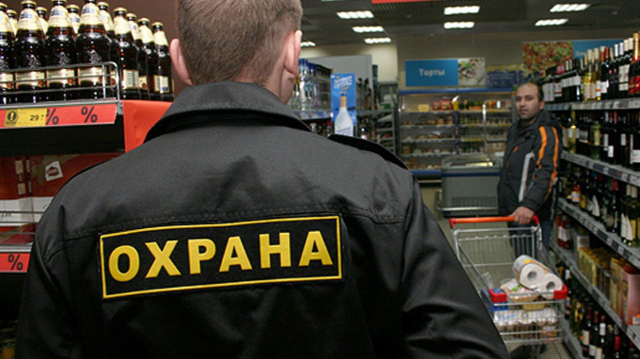 Охоронник супермаркету вбив відвідувача. У поліції Кіровоградської області розповіли, що конфлікт між охоронцем і відвідувачем супермаркету виник відразу після того, як він зайшов в приміщення.