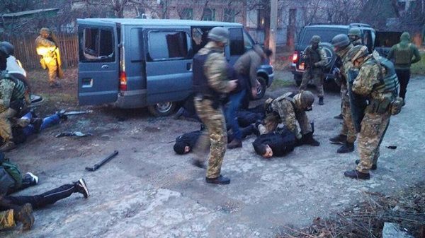 Розшукуваних у Києві викрадачів людей затримали неподалік кордону з РФ. Наразі вони вже доправлені в Київ для проведення подальших слідчих дій.