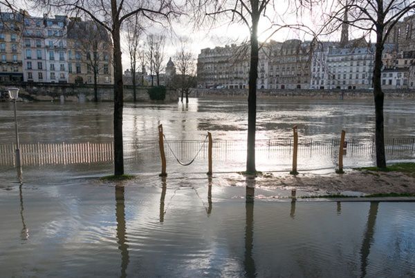 Париж і Страсбург затопили води Сени і Рейну. Проливні дощі змусили води річок вийти з берегів і затопити вулиці.