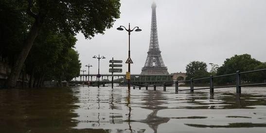 Париж і Страсбург затопили води Сени і Рейну. Проливні дощі змусили води річок вийти з берегів і затопити вулиці.