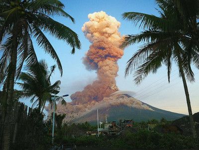 Почалося виверження вулкана Майон на Філіппінах. Фонтани лави над кратером досягали 700 метрів у висоту.