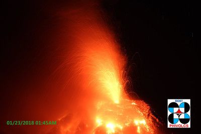 Почалося виверження вулкана Майон на Філіппінах. Фонтани лави над кратером досягали 700 метрів у висоту.