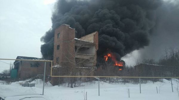 У Слов'янську цілий день горить склад пального. Пожежа почалася о пів на восьму ранку.