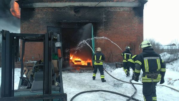 У Слов'янську цілий день горить склад пального. Пожежа почалася о пів на восьму ранку.