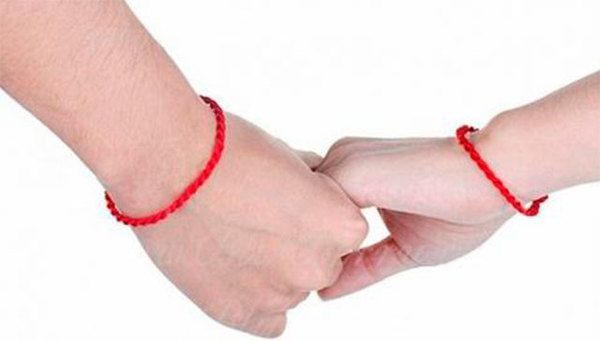 Для чого носять червону нитку на зап'ясті. Відповіді на всі запитання. Часто можна зустріти людей, які носять червону нитку або мотузку (браслет) на зап'ясті. Що це означає? Чому нитка саме червоного кольору і на лівій руці? Що робити, якщо нитка порвалася або загубилася? Читай відповіді на ці питання у нас.